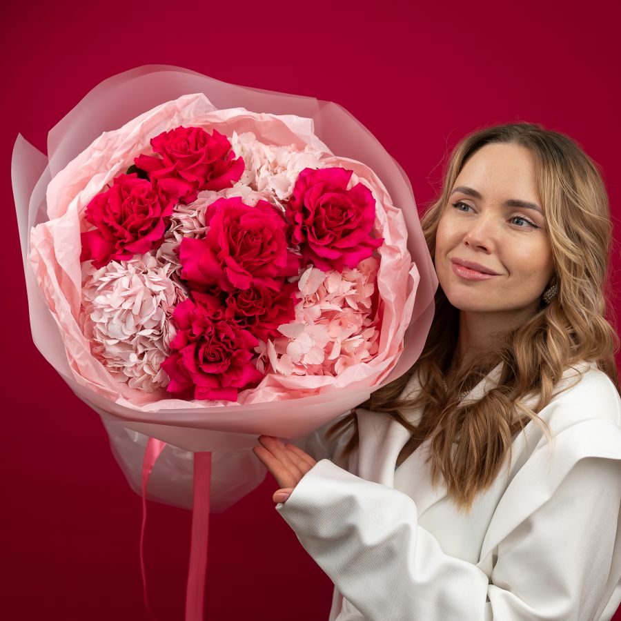 Букет с гортензиями и французскими розами