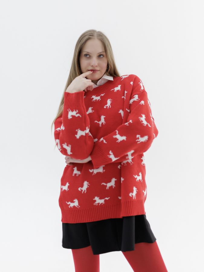 Свитер с лошадками красный