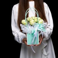 9 белых роз 40 см Кения в сумочке