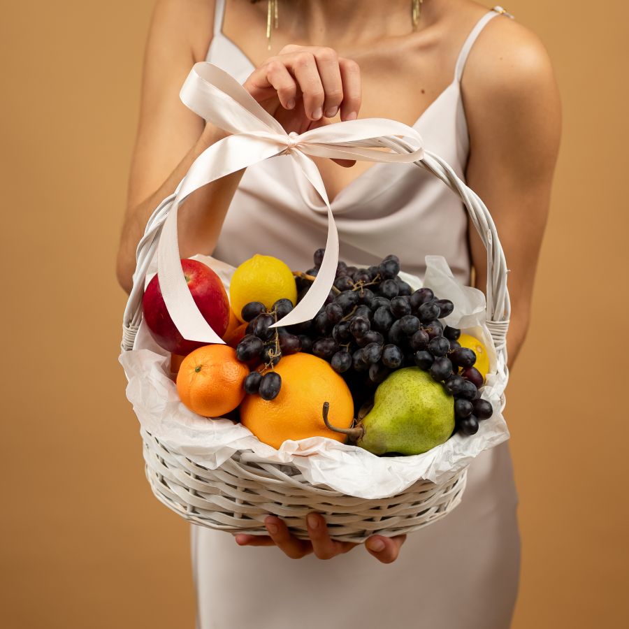 Корзина с фруктами