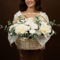 Корзина из белых роз и хризантем