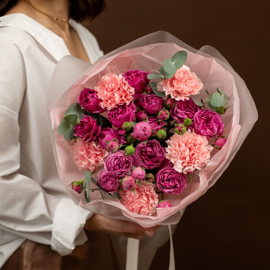 Букет из кустовой розы и диантусов