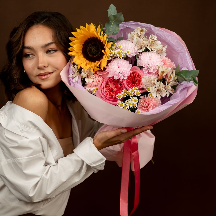 Букет из подсолнуха и роз