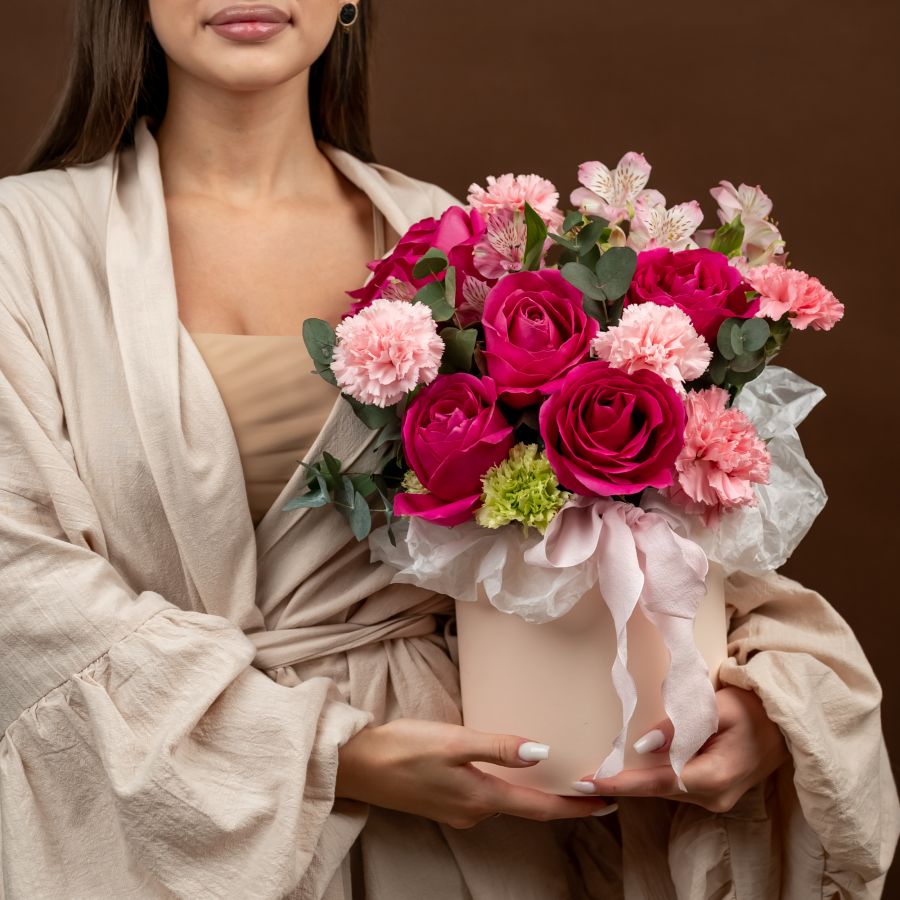 Композиция из роз и альстромерий