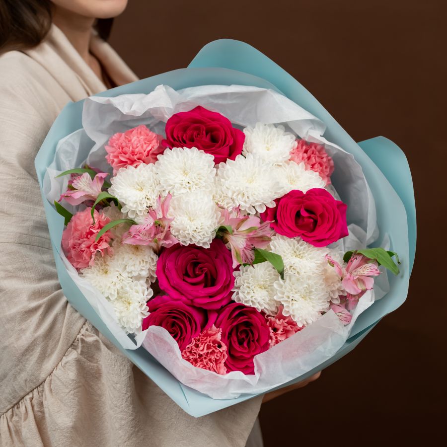 Букет из розовых роз и хриантемы