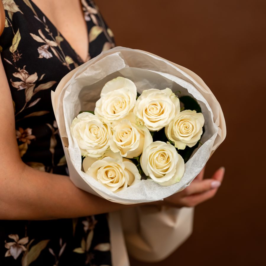 Белые розы 7 шт 60см