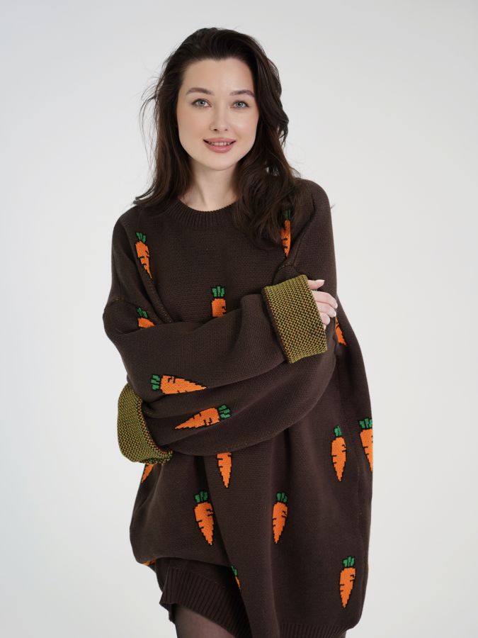 Свитер с морковками удлиненный