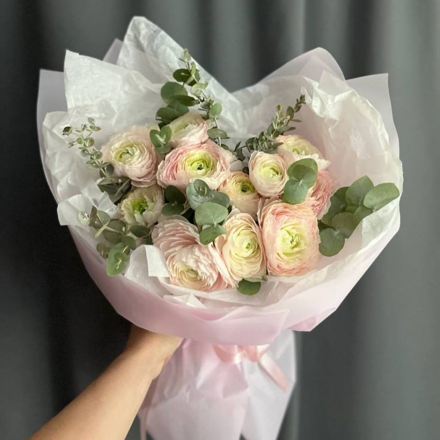 Ранункулюсы с эвкалиптом 11 шт