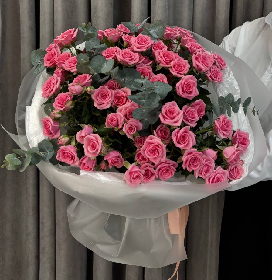 Букет из кустовых премиальных Роз с эвкалиптом "Эстетика чувств"