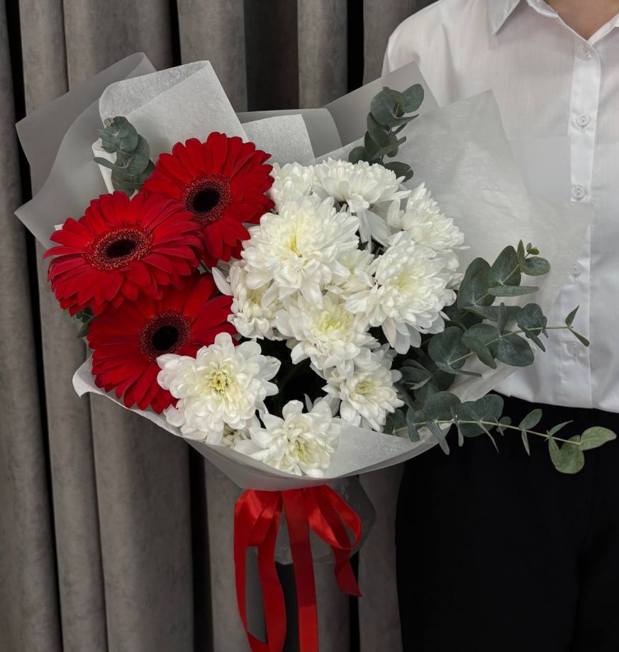 Букет из хризантем и гербер "Приятный момент"