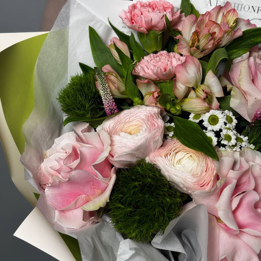 Букет из ранюнкулюсов и роз