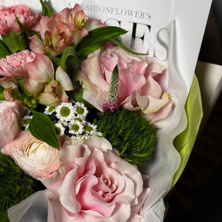 Букет из ранюнкулюсов и роз