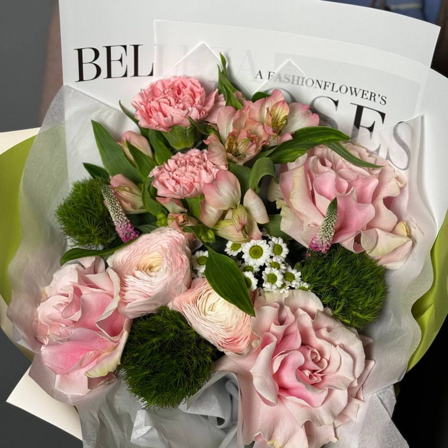 Букет из ранюнкулюсов и роз