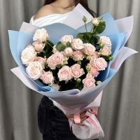 Нежный букет из кустовой розы