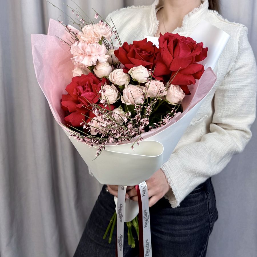 Сборный букет с ароматной генистой