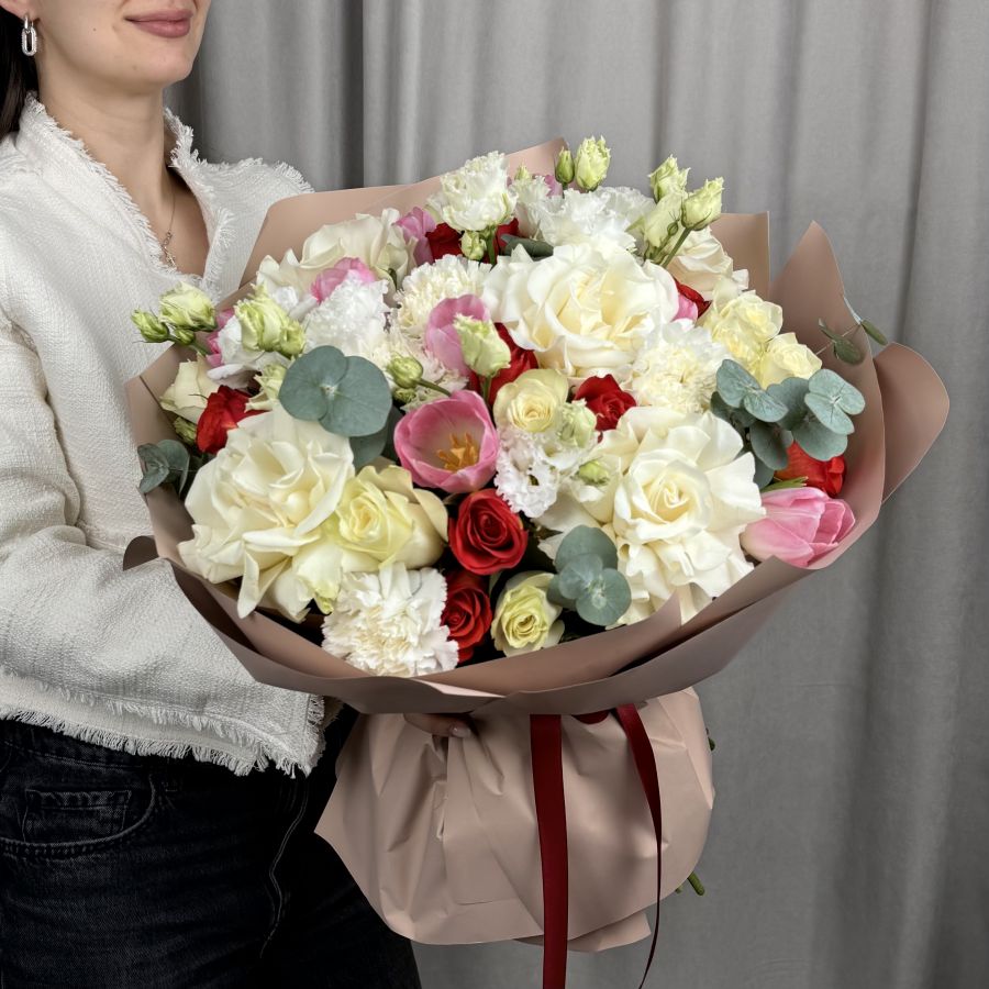 Большой сборный букет с красными акцентами