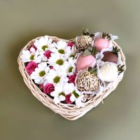 Сердце из цветов и клубники в шоколаде