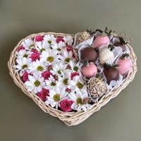 Сердце из цветов и клубники в шоколаде