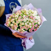 Букет светлых кустовых роз в нежном оформлении