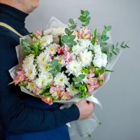 Светлый букет с хризантемой и альстромерией