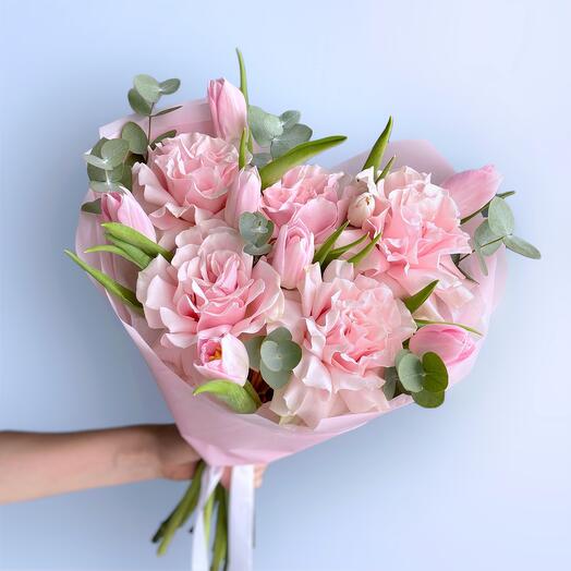 Нежный букет в розовых тонах с тюльпанами и французскими розами