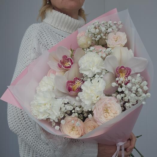 Сборный букет из кустовых пионовидных роз менсфилд парк с орхидеями