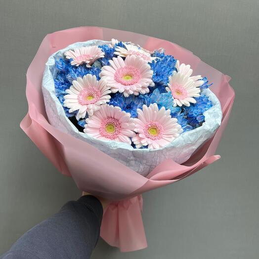 Букет "Барби" из розовых гербер с синими хризантемами