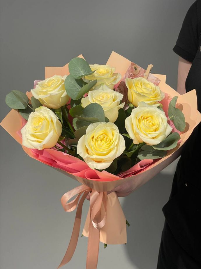 Букет Роз Премиум с эвкалиптом "Поцелуй"