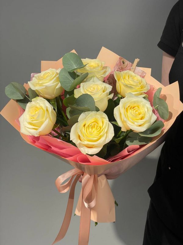 Букет Роз Премиум с эвкалиптом "Поцелуй"