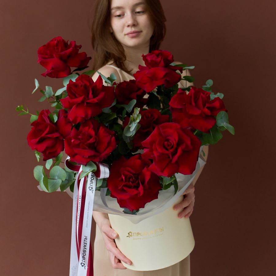 15 красных французских роз Эквадор с зеленью в коробке