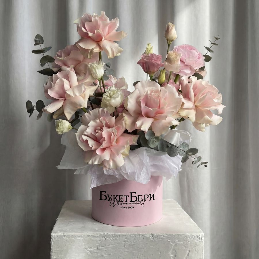 Композиция с французскими розами и эустомой