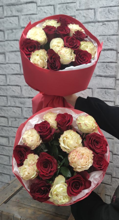 15 бело-красных роз в крафт-бумаге