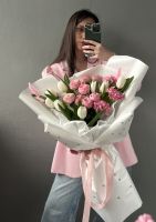 Сборный букет с тюльпанами. кустовыми розами, диантусами