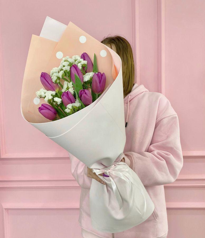 7 тюльпанов со статицей в упаковке