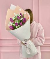 7 тюльпанов со статицей в упаковке