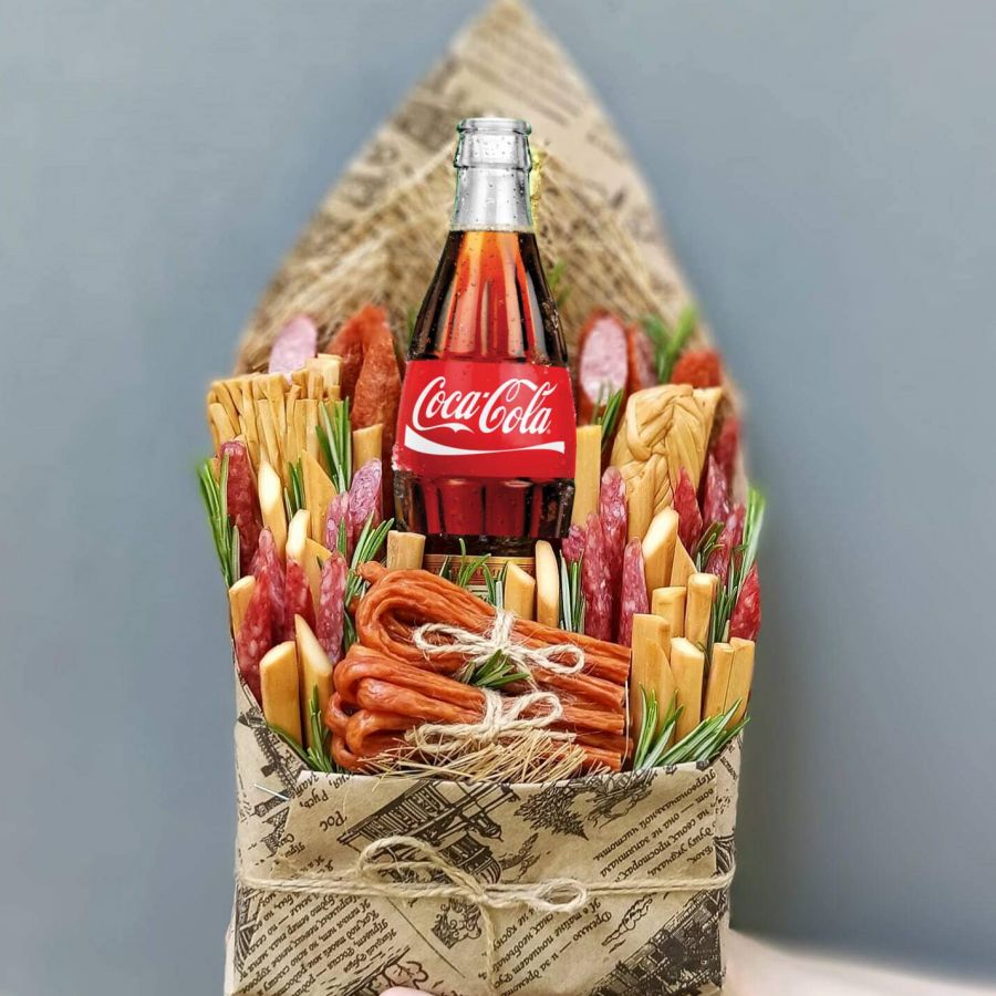 Фуд композиция из напитка и снеков для мужчины