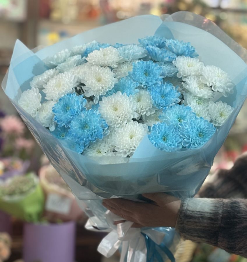 Букет из белых и синих кустовых хризантем N2