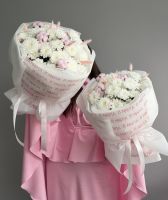 Воздушный букет из кустовых хризантем в тематической упаковке