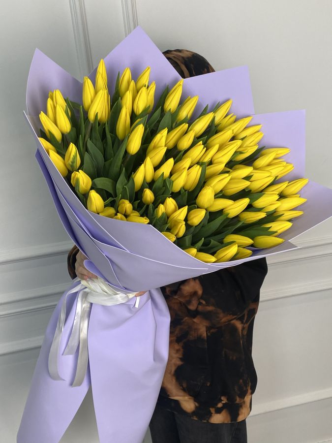 101 желтый тюльпан в упаковке фоамиран