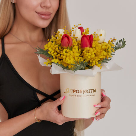 Мимоза с тюльпанами в шляпной коробке