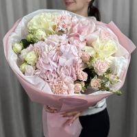 Букет из роз и гортензии