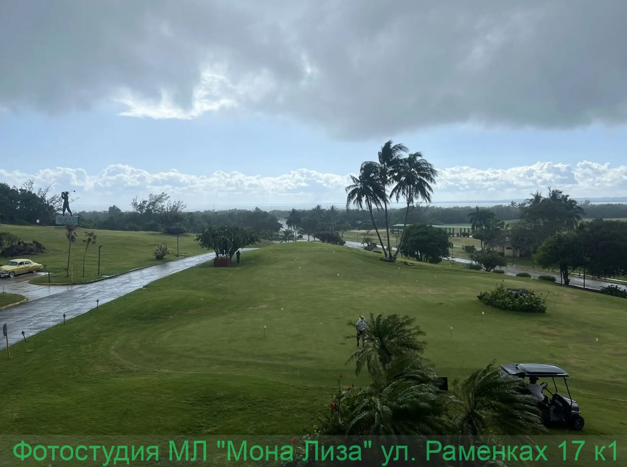 Гольф и историческое здание