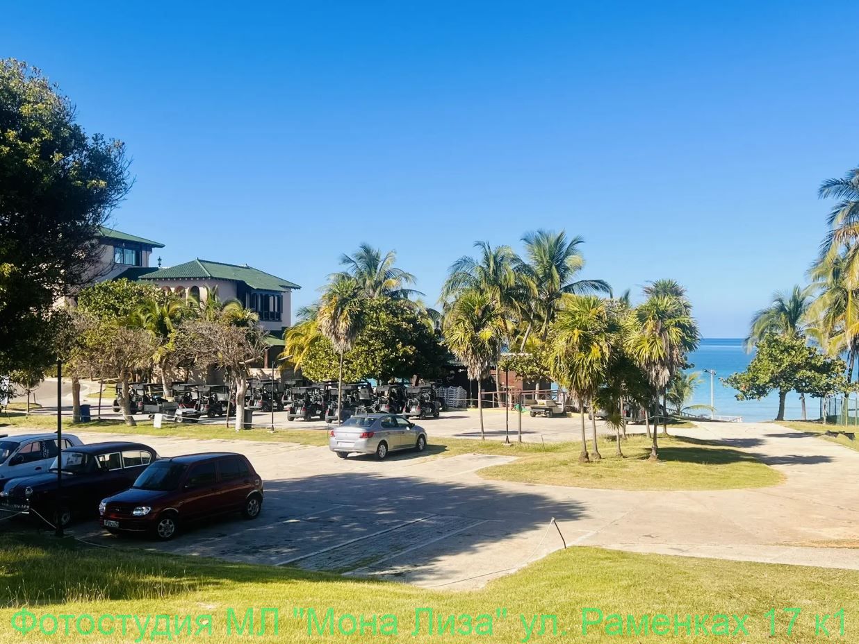 Гольф и историческое здание