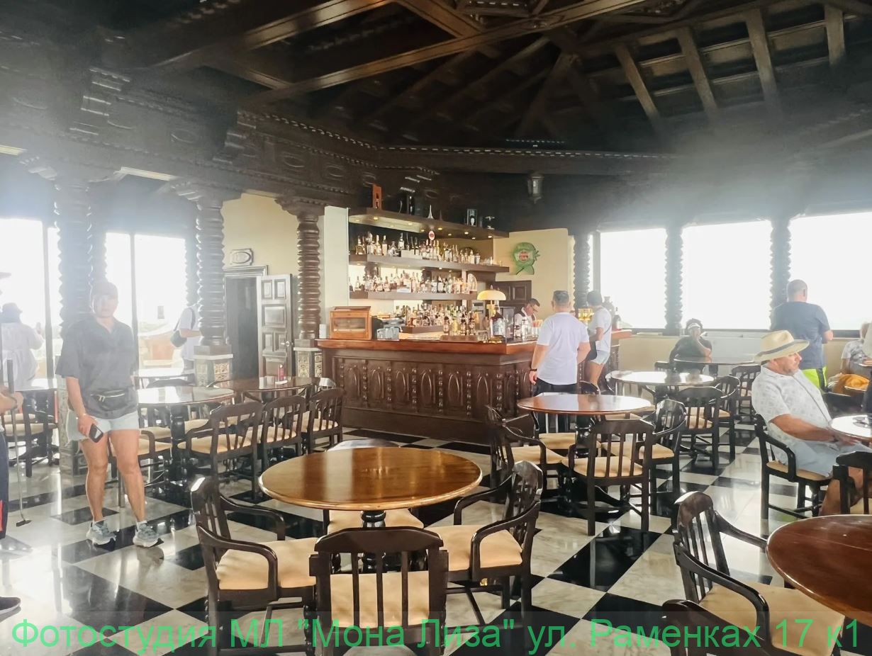 Гольф и историческое здание