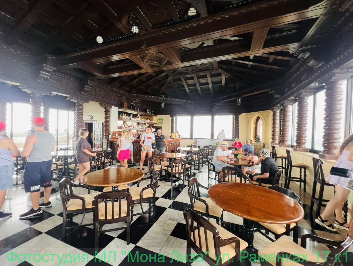 Гольф и историческое здание