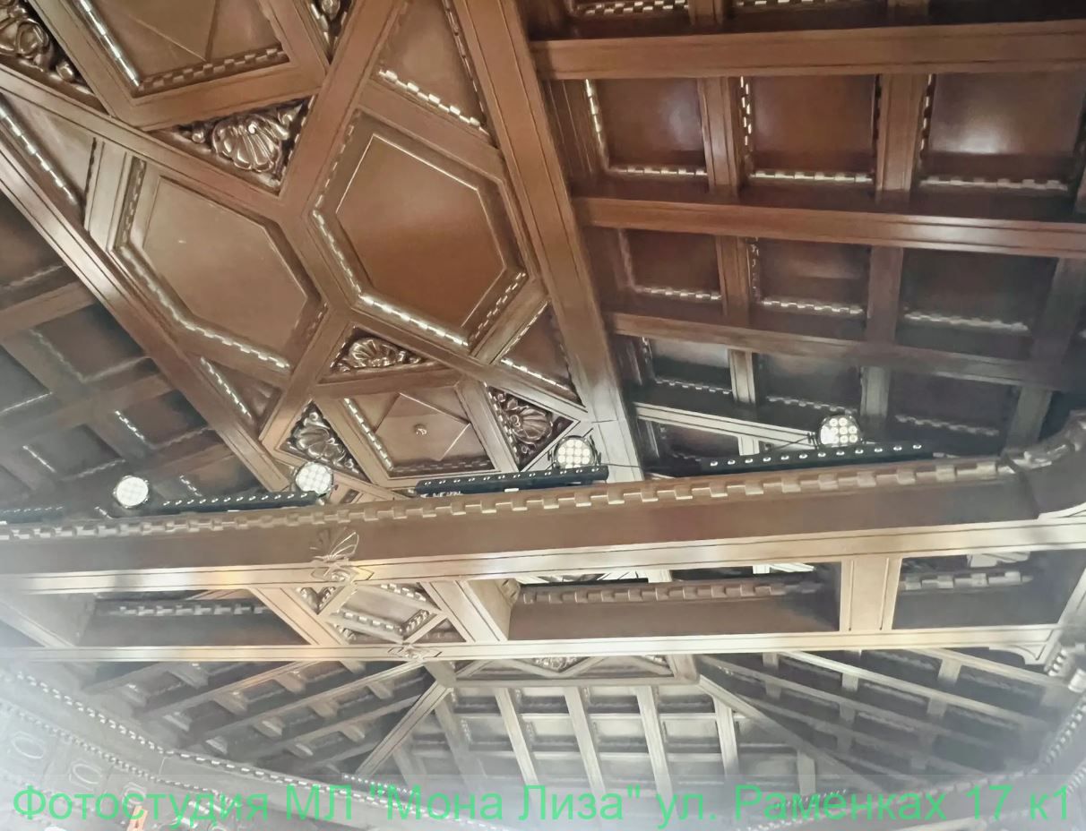 Гольф и историческое здание