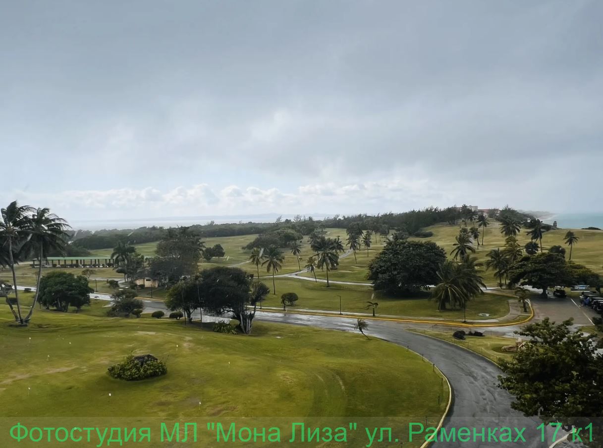 Гольф и историческое здание