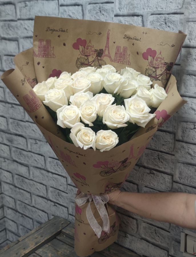 25 белых роз 60-70см в крафт бумаге