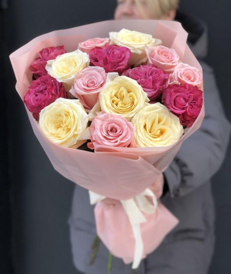 Весенний микс из одноголовых роз Эквадор в упаковке