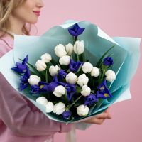Белые тюльпаны с ирисами